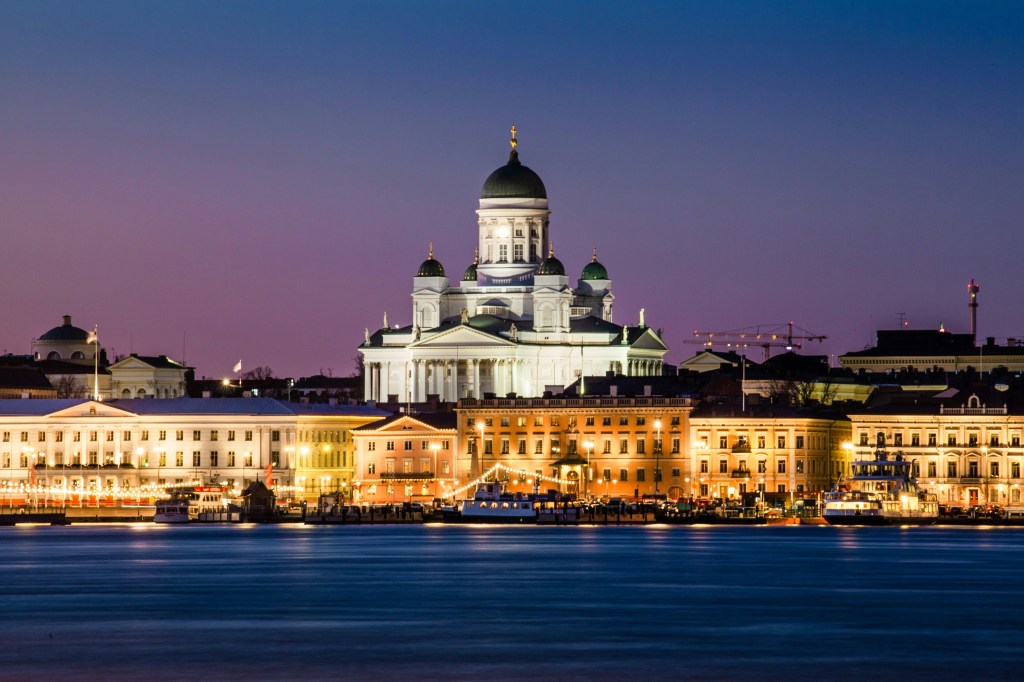 Catedral de Helsinque é um dos prédios que saltam aos olhos no centro da capital finlandesa | FOTO: Tapio Haaja/Unsplash